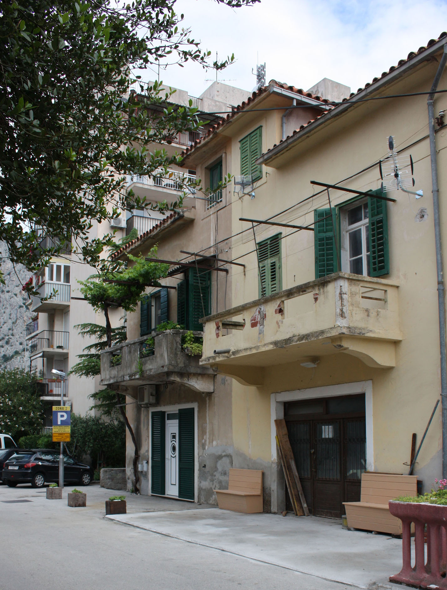 Apartmani 001, Omish